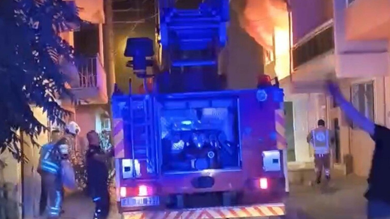 Evini ateşe veren baba öldü, oğlu yaralandı