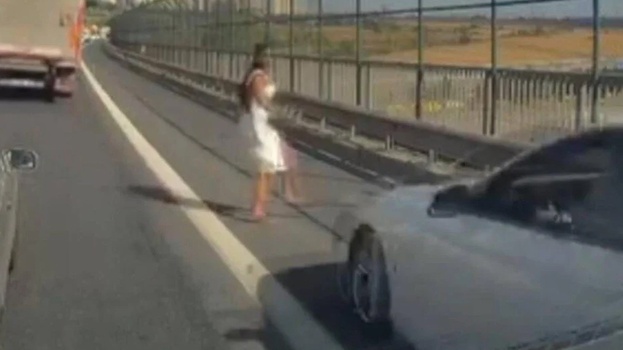 Kediyi kurtarmaya çalıştı, otomobil çarptı