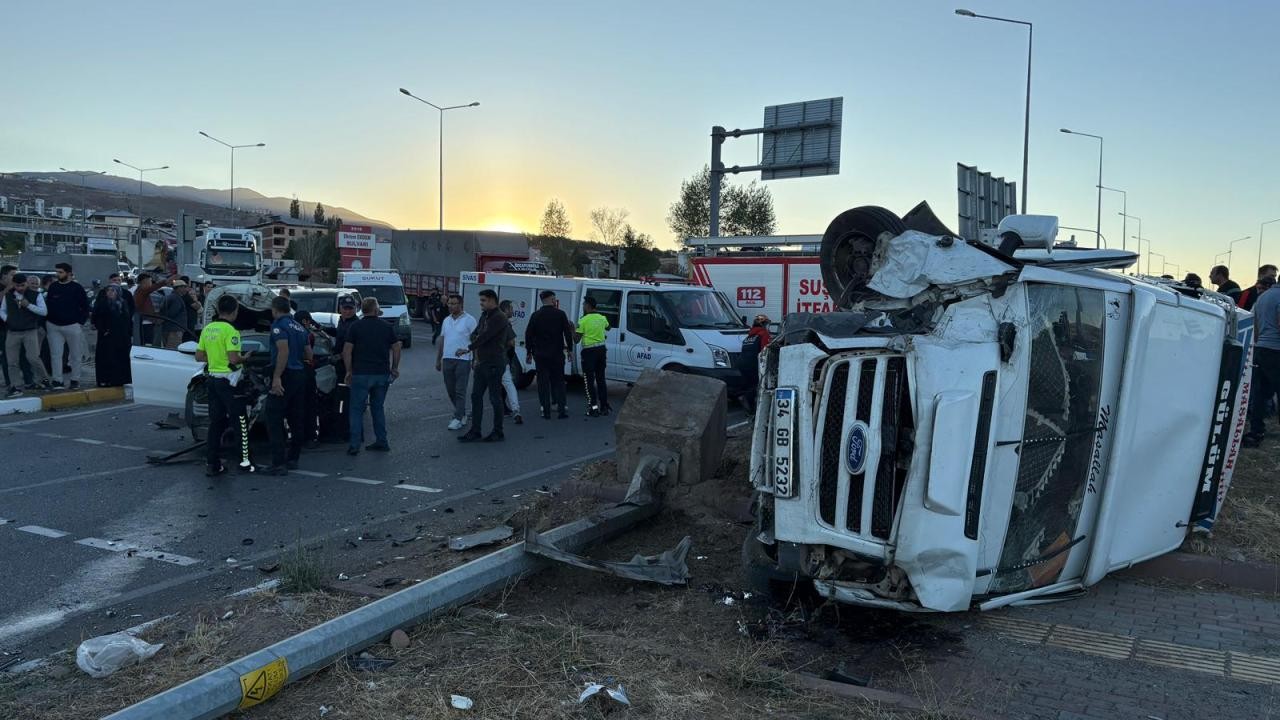 Otomobille çarpışan minibüsteki 15 tarım işçisi yaralandı