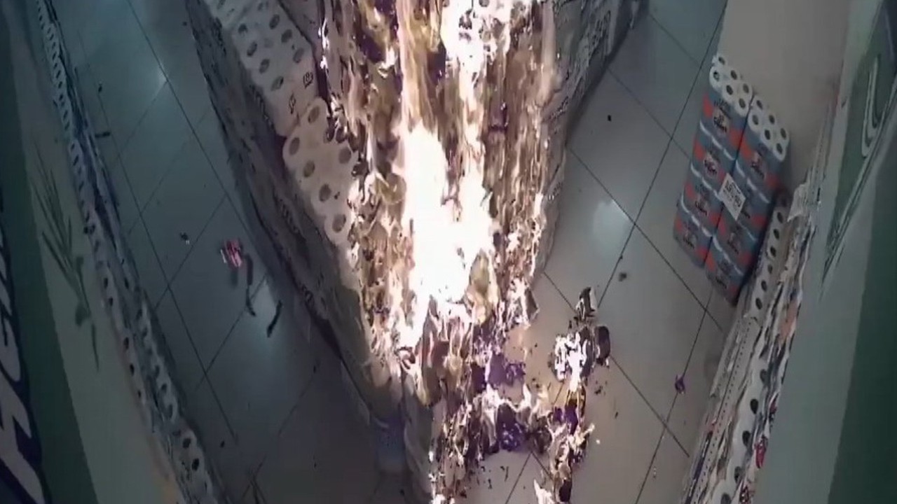 Markete giren 10 yaşındaki çocuk, kağıt havluları tutuşturdu! O anlar kamerada