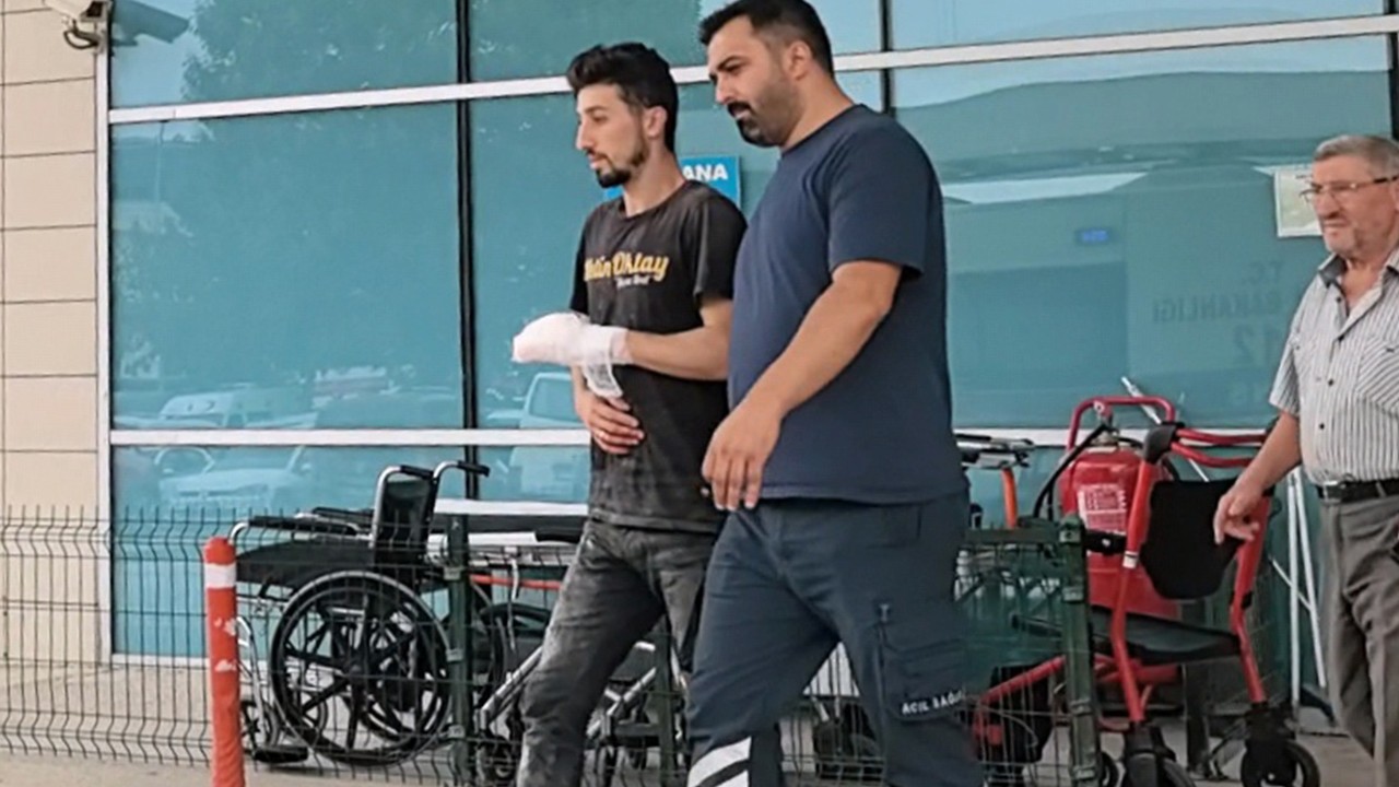 Elini yatar testereye kaptıran iş yeri sahibi yaralandı