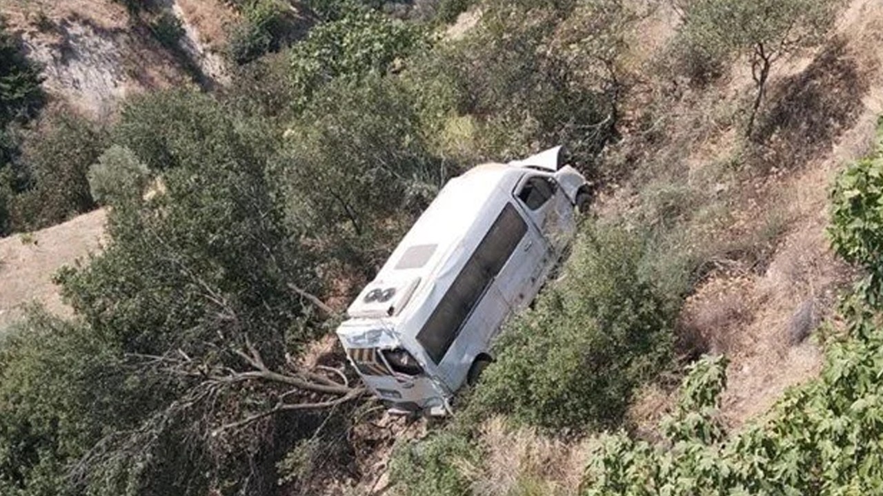 Öğrenci servisi 40 metre uçurumdan yuvarlandı
