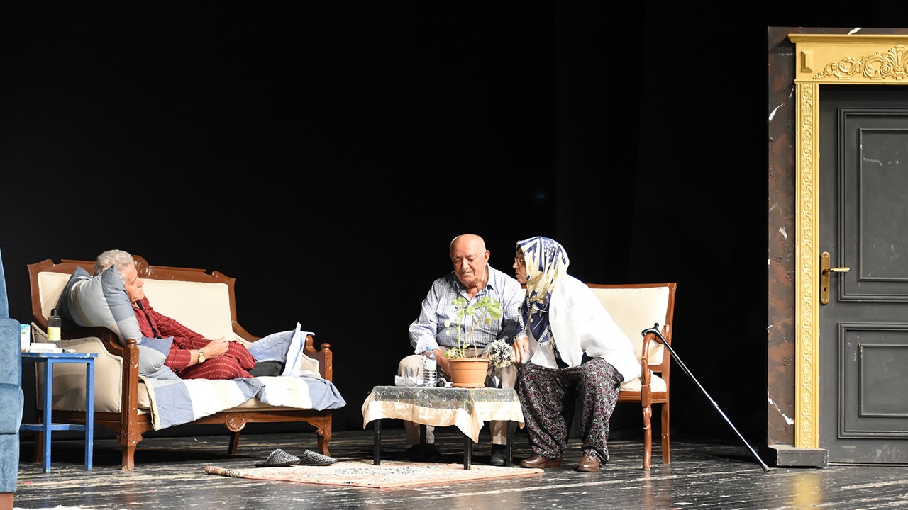 Konya’da huzurevi sakinlerinden “Sağır’ın Hasta Ziyareti” oyunu