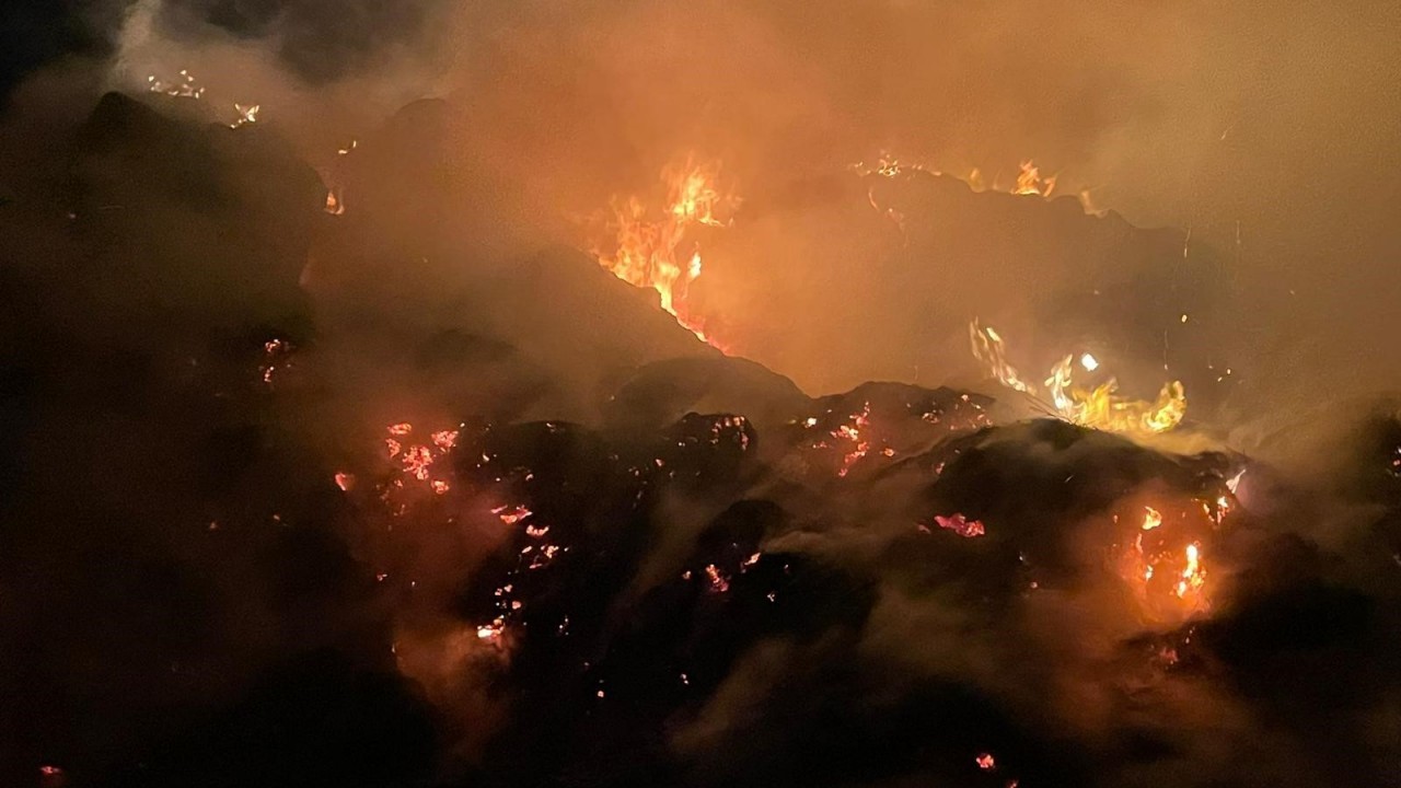 Yaklaşık 2 bin saman balyası yandı