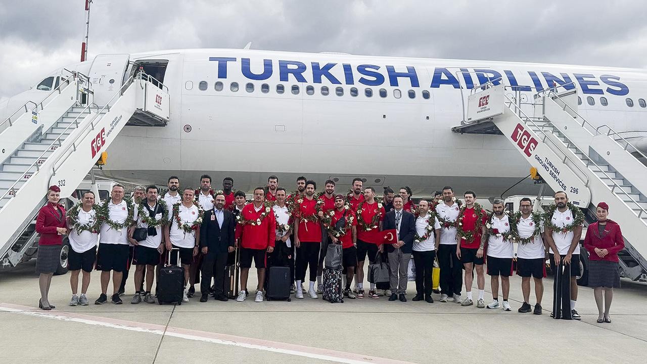 Avrupa ikincisi 12 Dev Adam yurda döndü