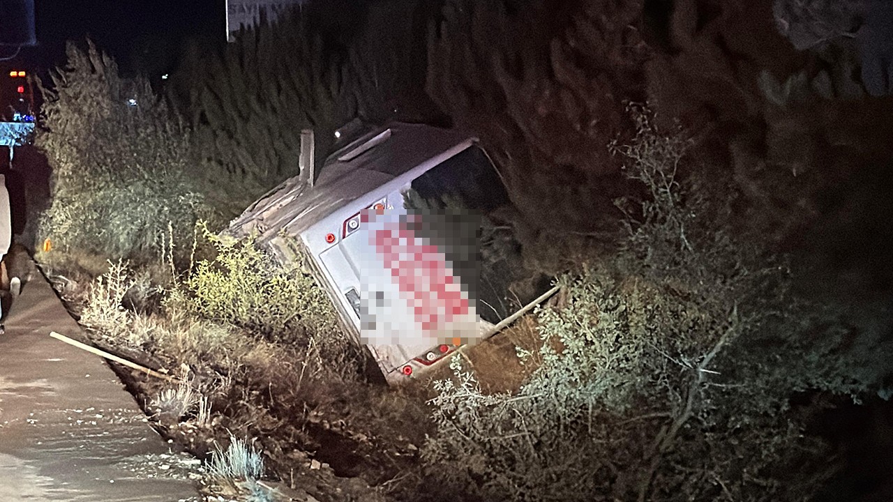 Yolcu midibüsü devrildi: 12 yaralı