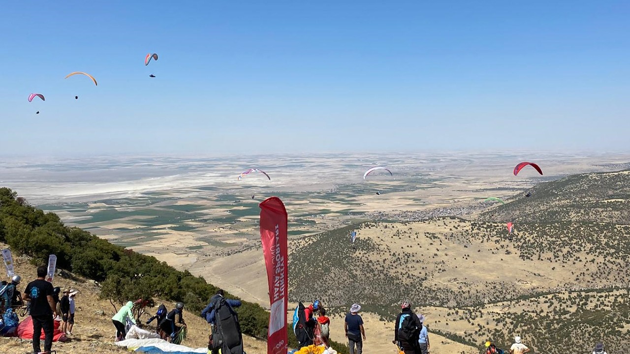 Türkiye Yamaç Paraşütü Mesafe Yarışması Konya'da başladı
