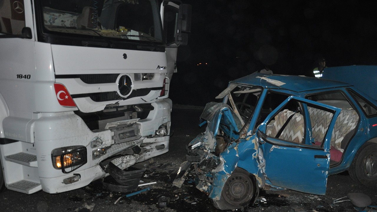 Tır ile otomobil kafa kafaya çarpıştı: 3 ölü