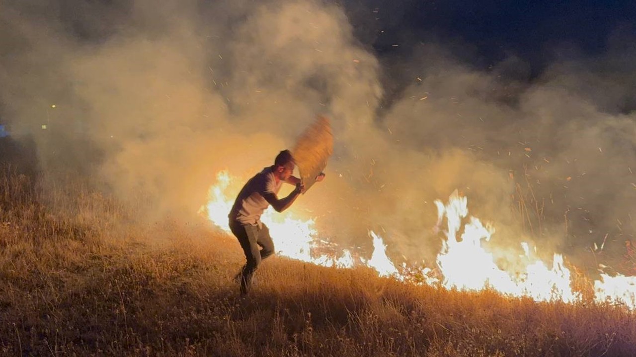 Yerleşim yeri yakınında çıkan anız yangını paniğe neden oldu