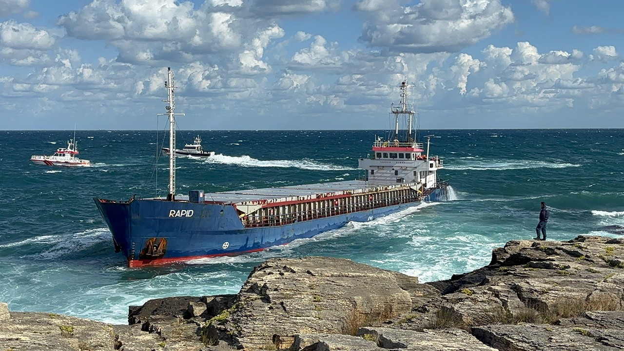 Kuru yük gemisi karaya oturdu