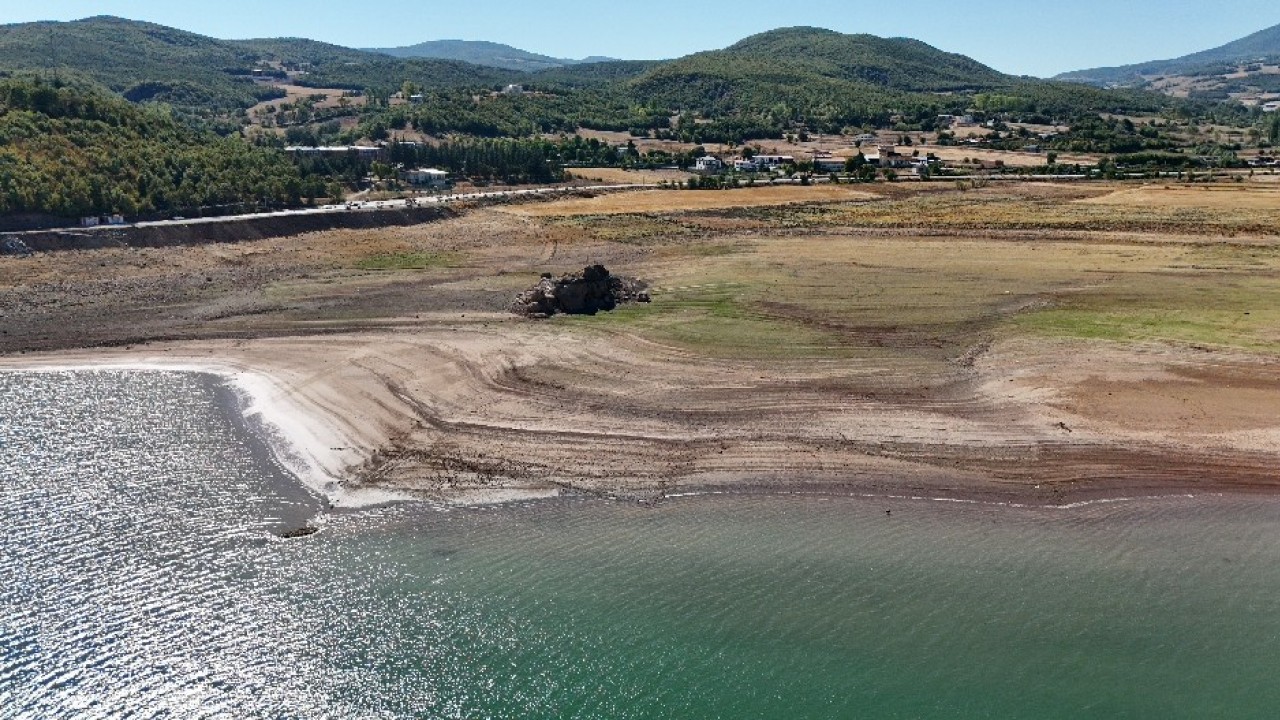 Sular çekildi, barajın ortasındaki kayalık karada kaldı