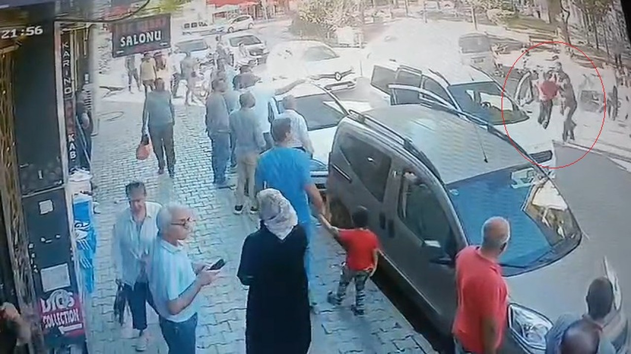 Yol kesip husumetlilerini darp ettiler! O anlar kamerada