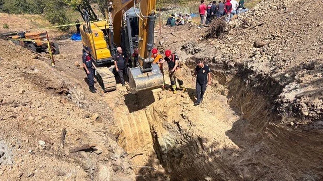 Havuz kazısında toprak kaydı: 2 ölü