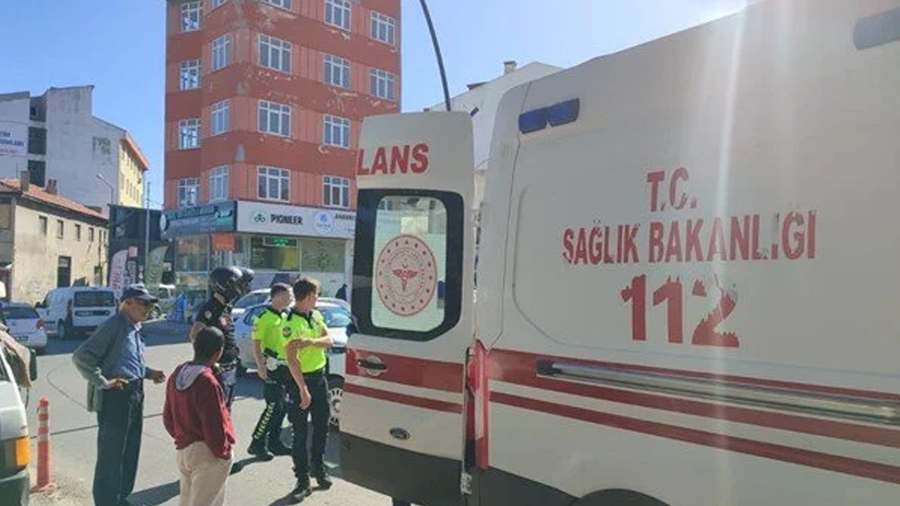 Şoförüyle tartıştığı minibüse tekme atmak isterken belini kırdı