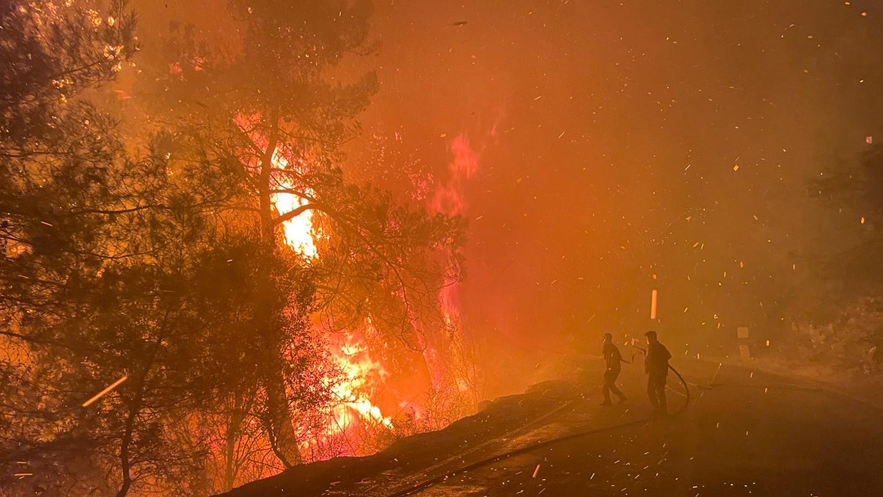 Antalya, Muğla ve Aydın'da orman yangınları: Alevler evlere ulaştı