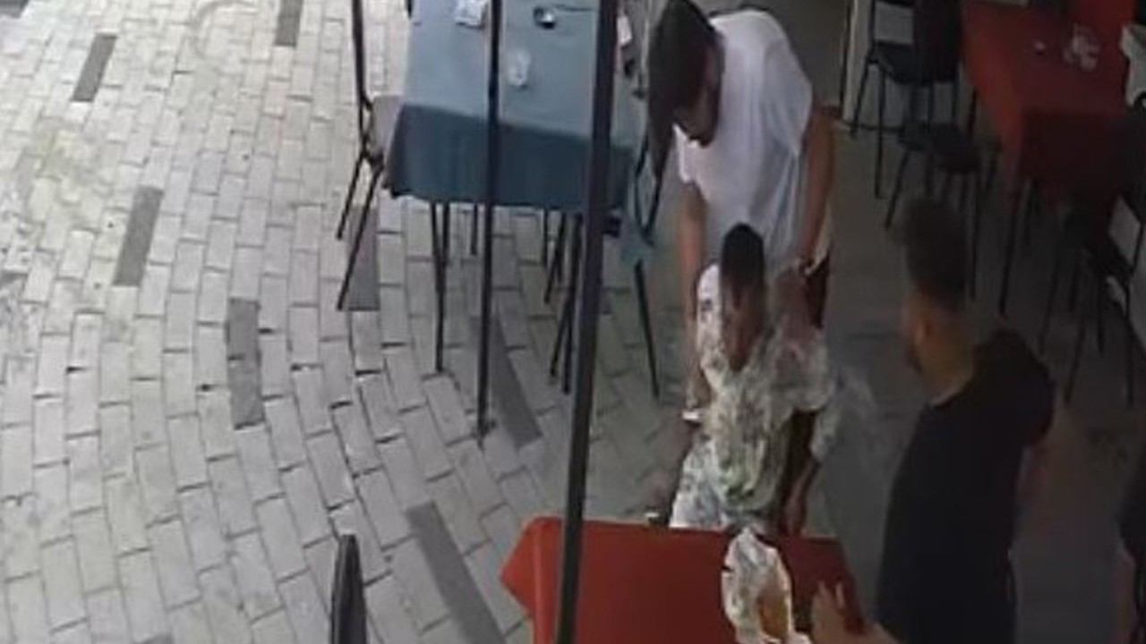 Esnafın Heimlich manevrası zihinsel engelli vatandaşın hayatını kurtardı