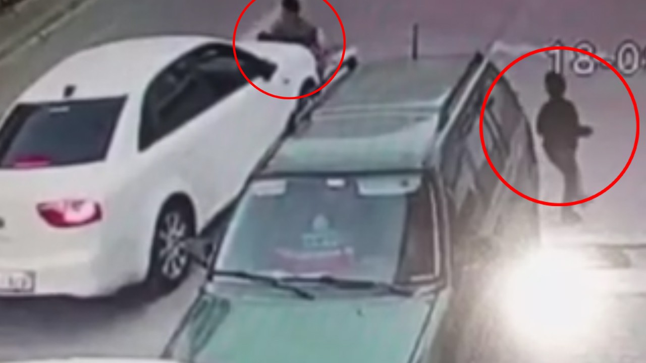 Oğluna araba çarpacağını gördü, kendini otomobilin önüne attı: O anlar kamerada