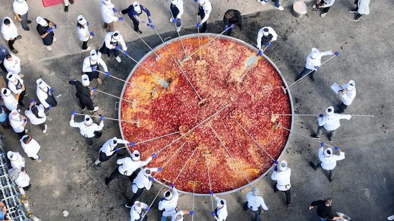 Dev tavada 30 şef pişirdi: Bin 930 kiloluk sucuklu yumurta Guinness'e girdi
