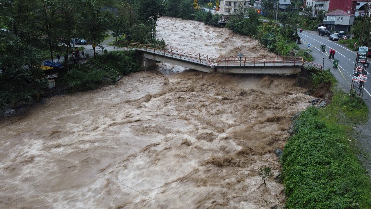 Karadeniz'i sel vurdu: Rize, Giresun ve Artvin'de dereler taştı, yollar kapandı