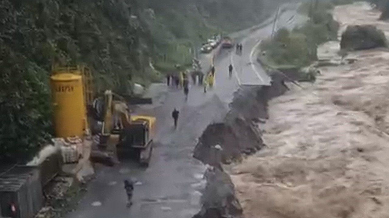 Sel ve heyelan nedeniyle tünel inşaatında mahsur kalan işçiler kurtarıldı