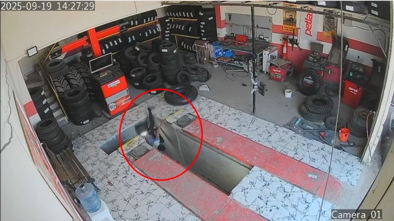 Oto lastikçide çalışan çırağın tamir çukuruna düştüğü anlar kamerada