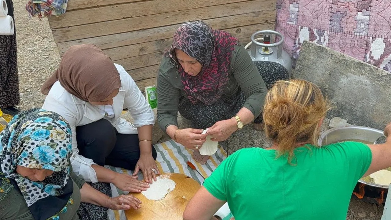 Yangın bölgesinde kadınlar pişi yaparak ekiplere destek oluyor