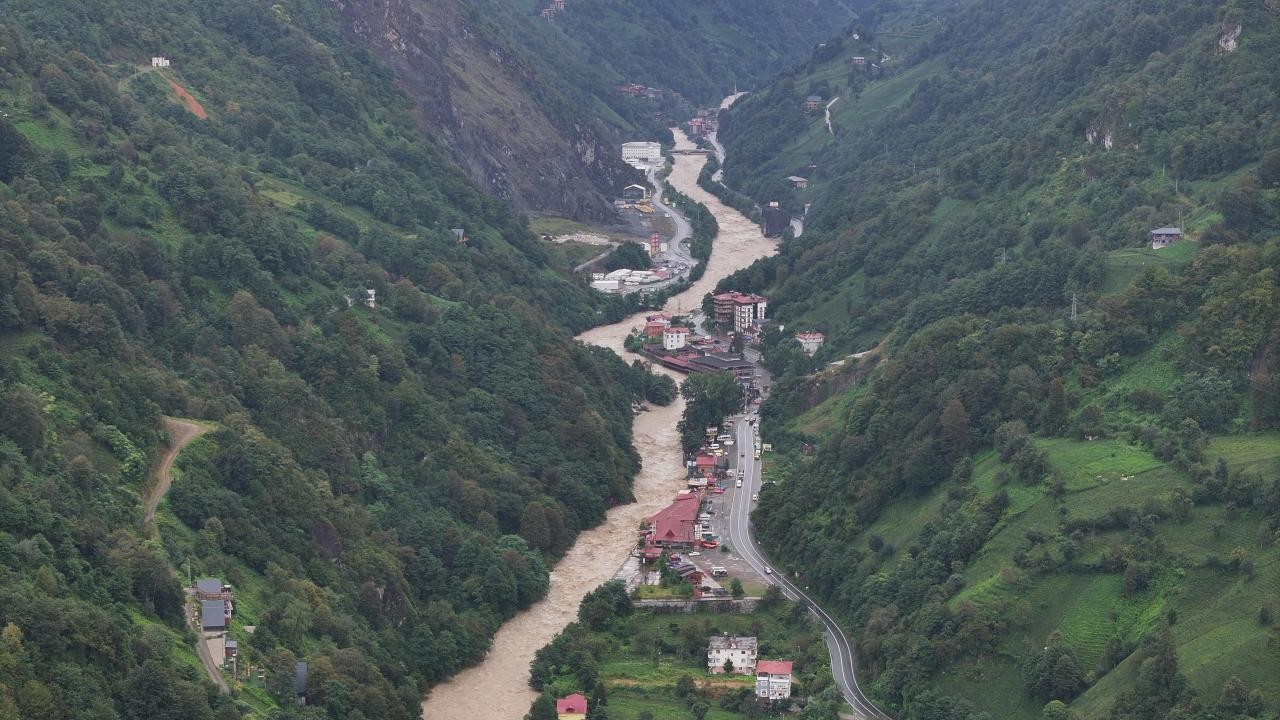 Rize'de sel ve heyelan nedeniyle yollar ulaşıma kapandı