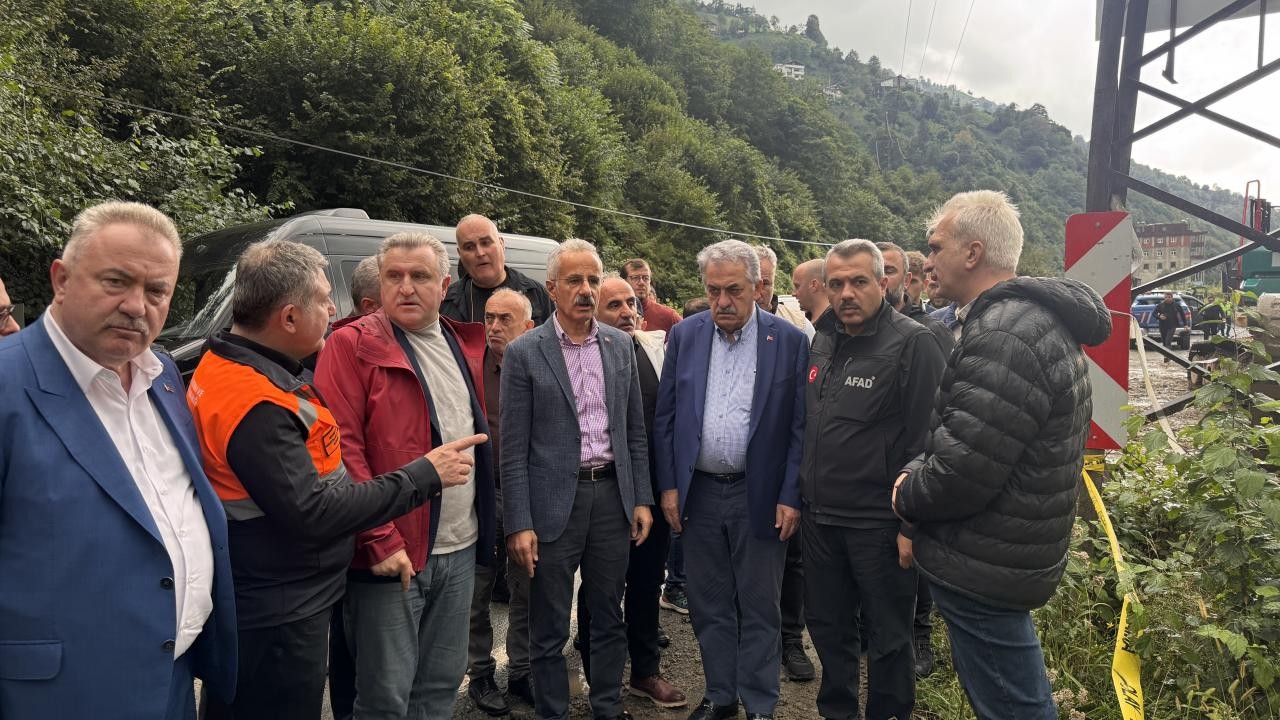 Bakan Uraloğlu ve Bak Rize'de: Sel bölgesinde çalışmalar sürüyor