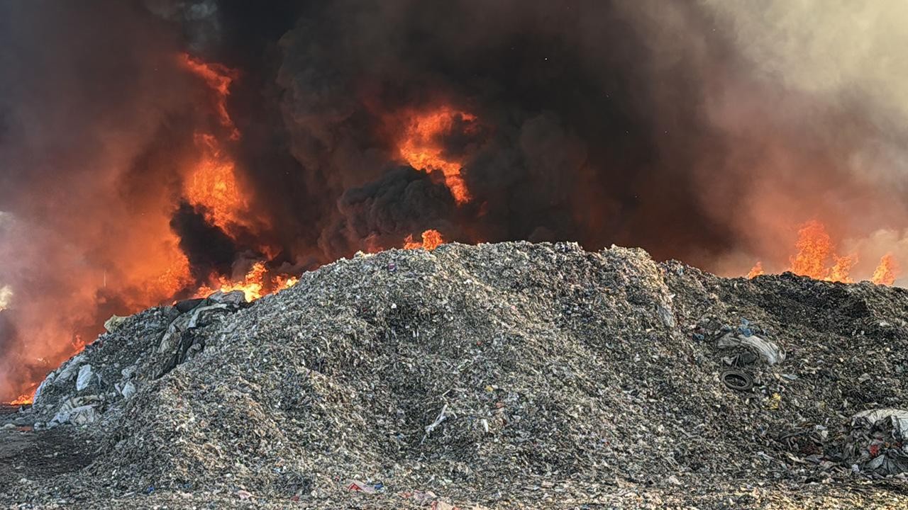 Geri dönüşüm fabrikasında yangın: Gökyüzü siyaha büründü