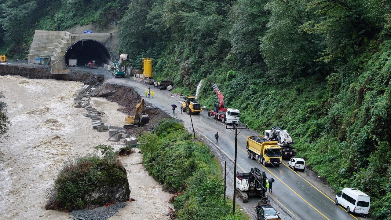 Bakanlar Uraloğlu ile Bak Rize'de incelemede bulundu