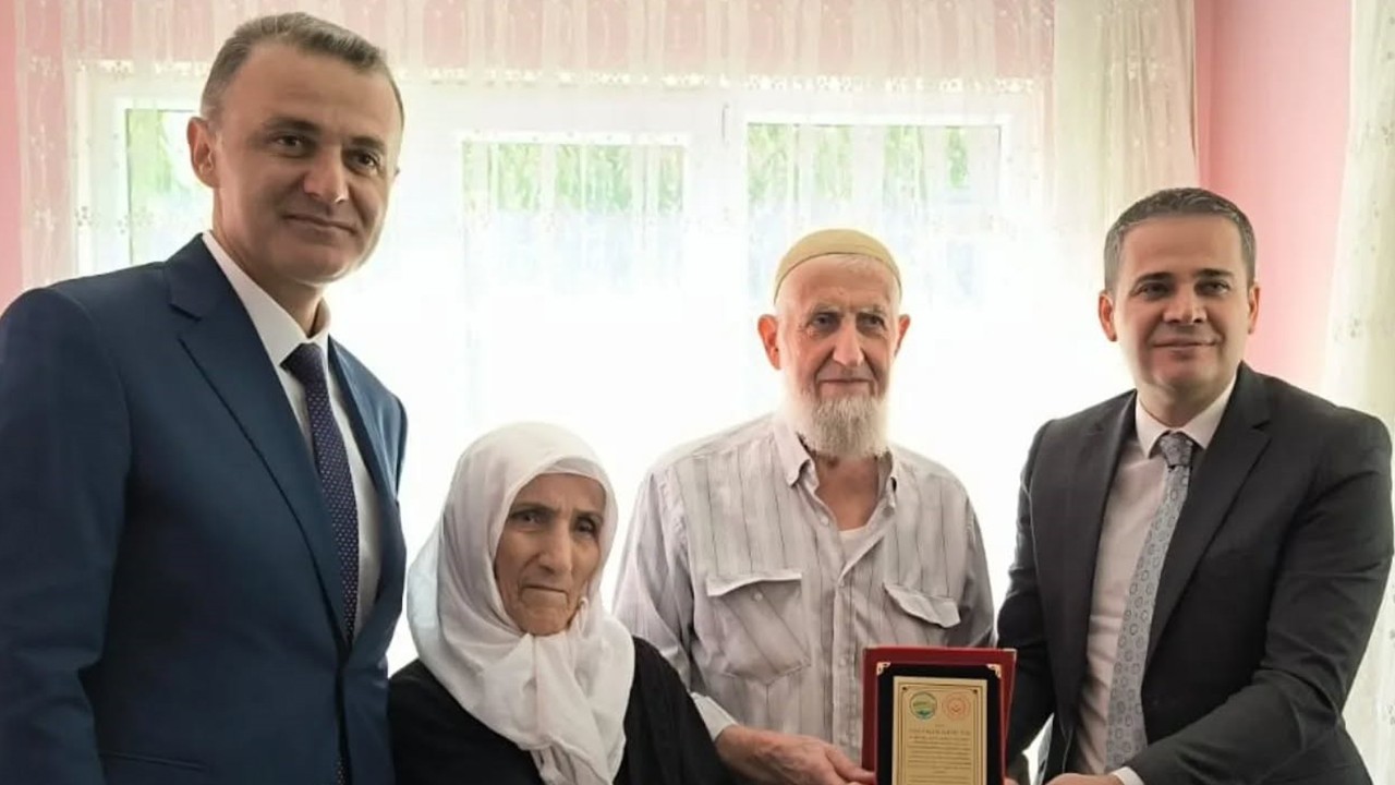 Beyşehir'de örnek çiftlere plaket verildi