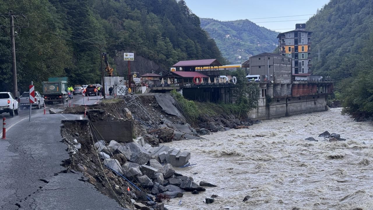 Karadeniz Bölgesi'nde 135 iş makinesi ve 183 personel ile taşkınlarla mücadele ediliyor