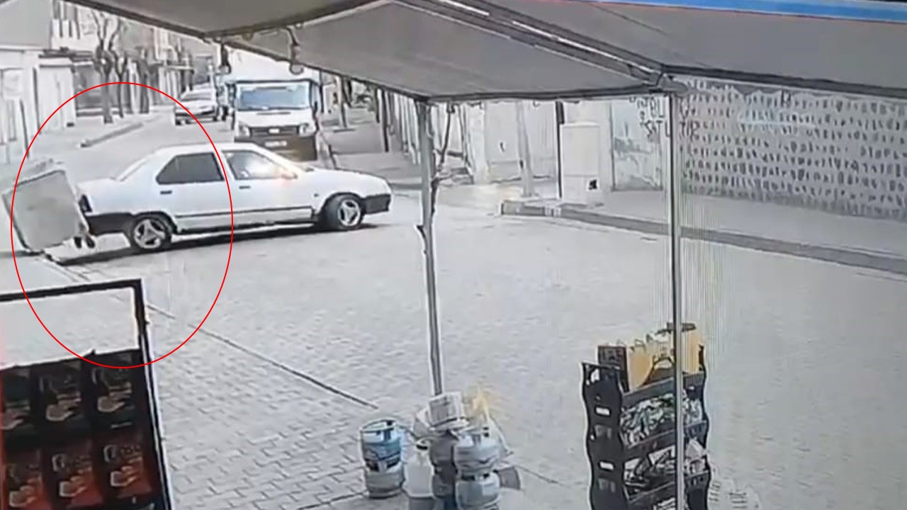 Geri manevra yapamadı, çarpa çarpa çıktı! O anlar kamerada