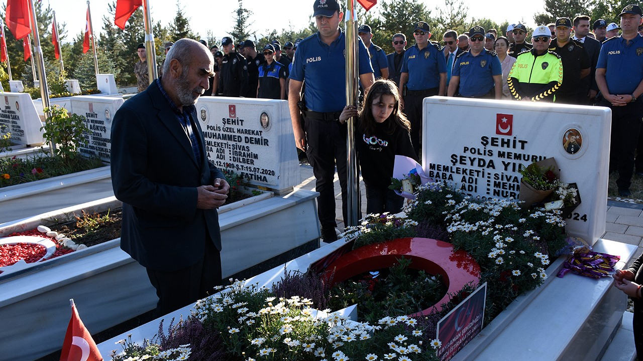 Şehit polis Şeyda Yılmaz, kabri başında anıldı