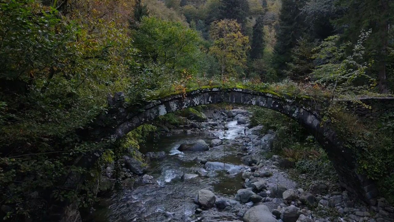 Asırlara meydan okuyan tarihi taş köprü selde yıkıldı