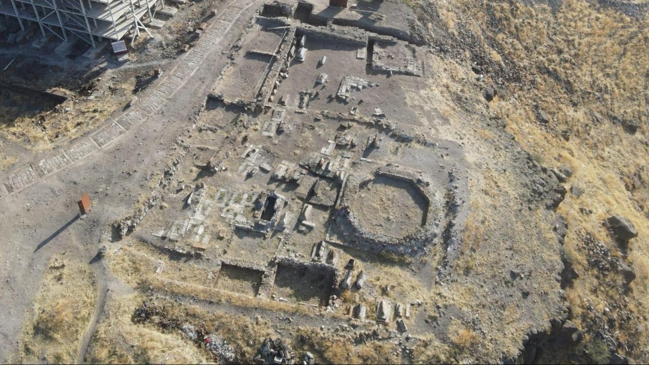 Ani'deki kazılarda Selçuklu dönemine ait kümbet bulundu