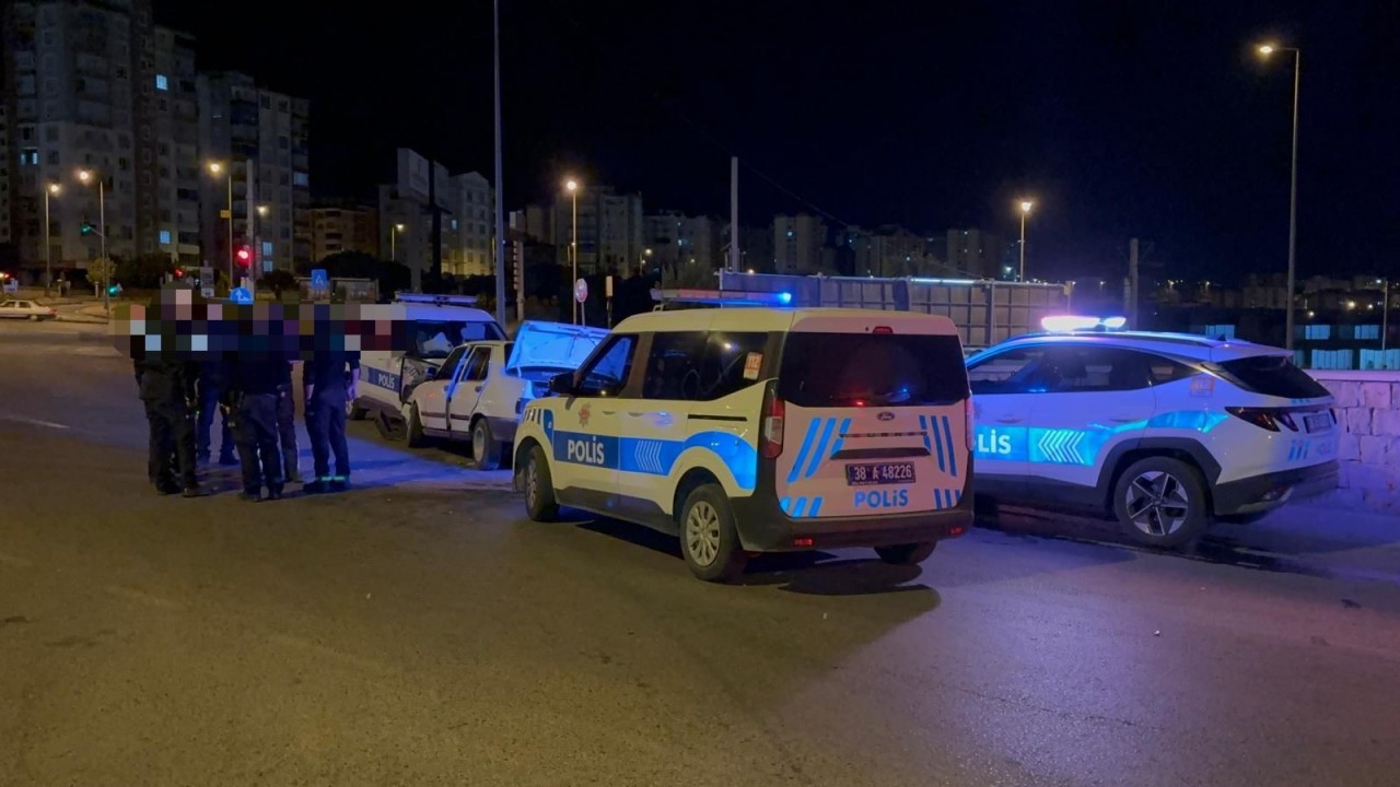 "Dur" ihtarına uymayan sürücü ekip aracına çarptı, 2 polis yaralandı