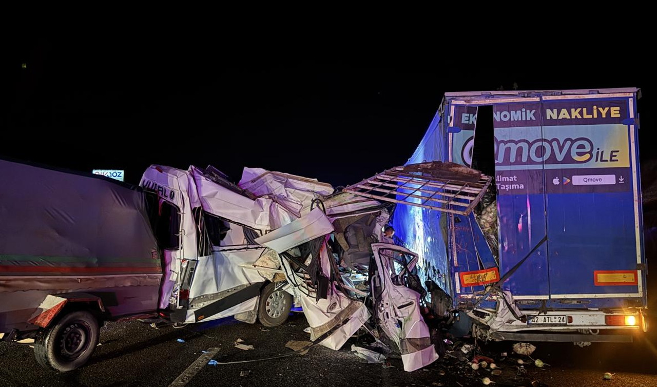 Tarım işçilerini taşıyan minibüs tıra çarptı: 3 ölü 16 yaralı