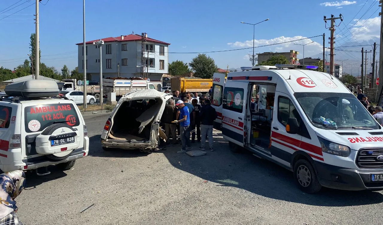 Zırhlı polis aracıyla otomobil çarpıştı: 4 yaralı