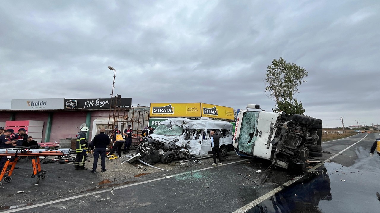 İşçi servisi ile kamyon çarpıştı: 3 ölü, 9 yaralı