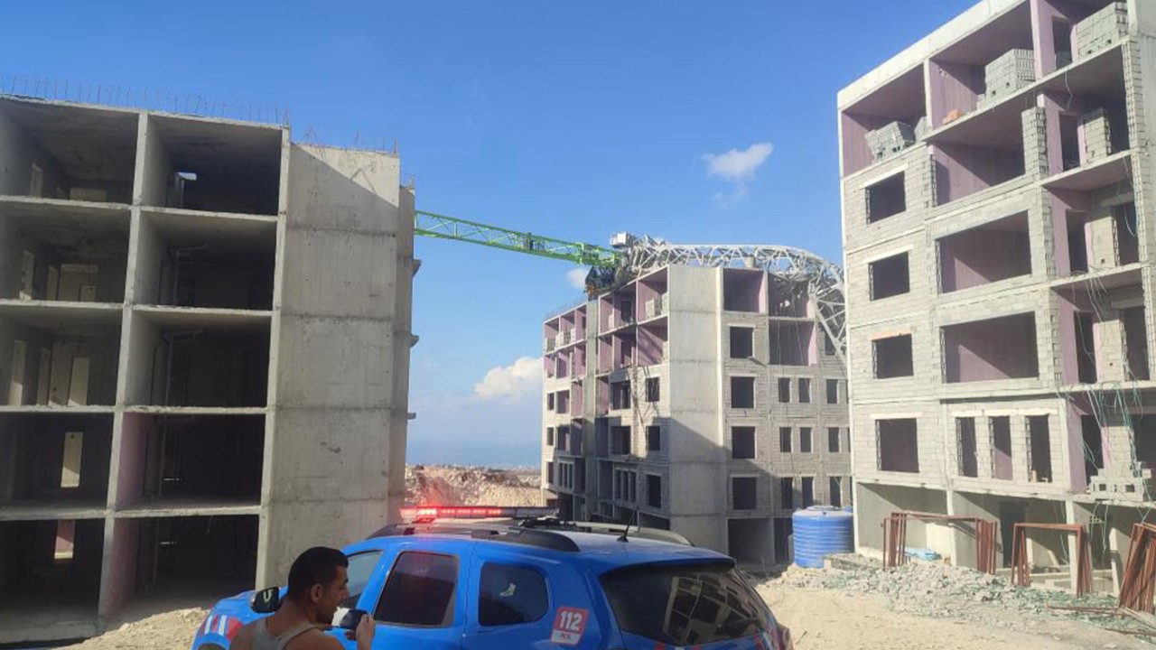 Kule vinç, inşaat halindeki binanın üzerine devrildi