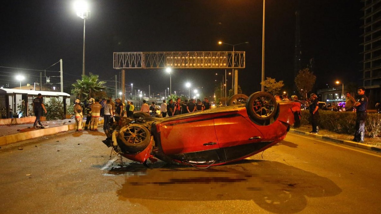 Otomobil yayalara çarptı: 3 ölü, 3 yaralı