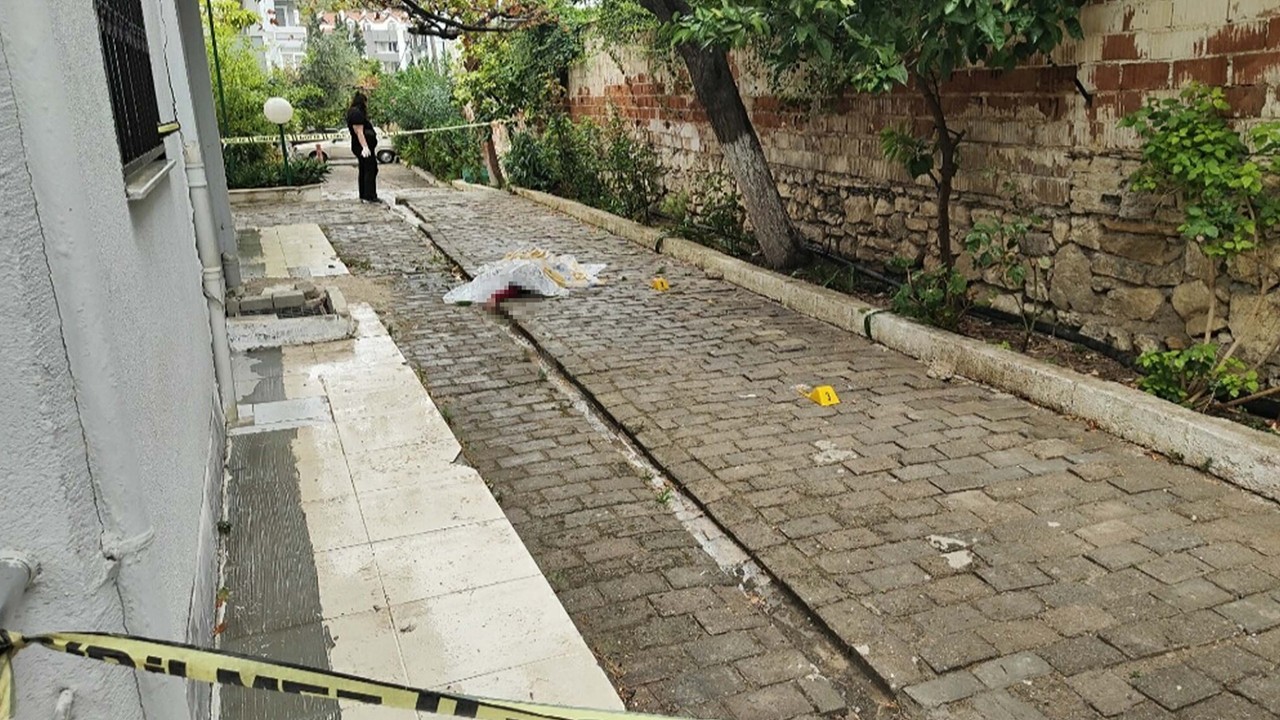 Üçüncü kattaki evin penceresinden düşen kadın hayatını kaybetti