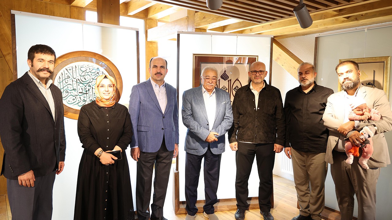 Başkan Altay Meydan Evleri’nde sergileri ve esnafları ziyaret etti