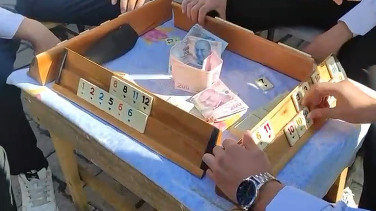 Düğün konvoyu önüne okey masası kurup bahşiş aldılar