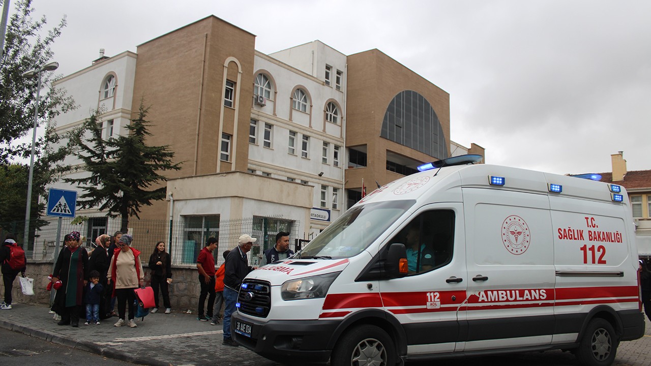 Yangın alarmı izdihama neden oldu: 15 öğrenci yaralı