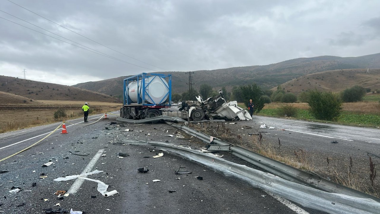 Yolcu otobüsü ile TIR çarpıştı: 20 kişi yaralandı