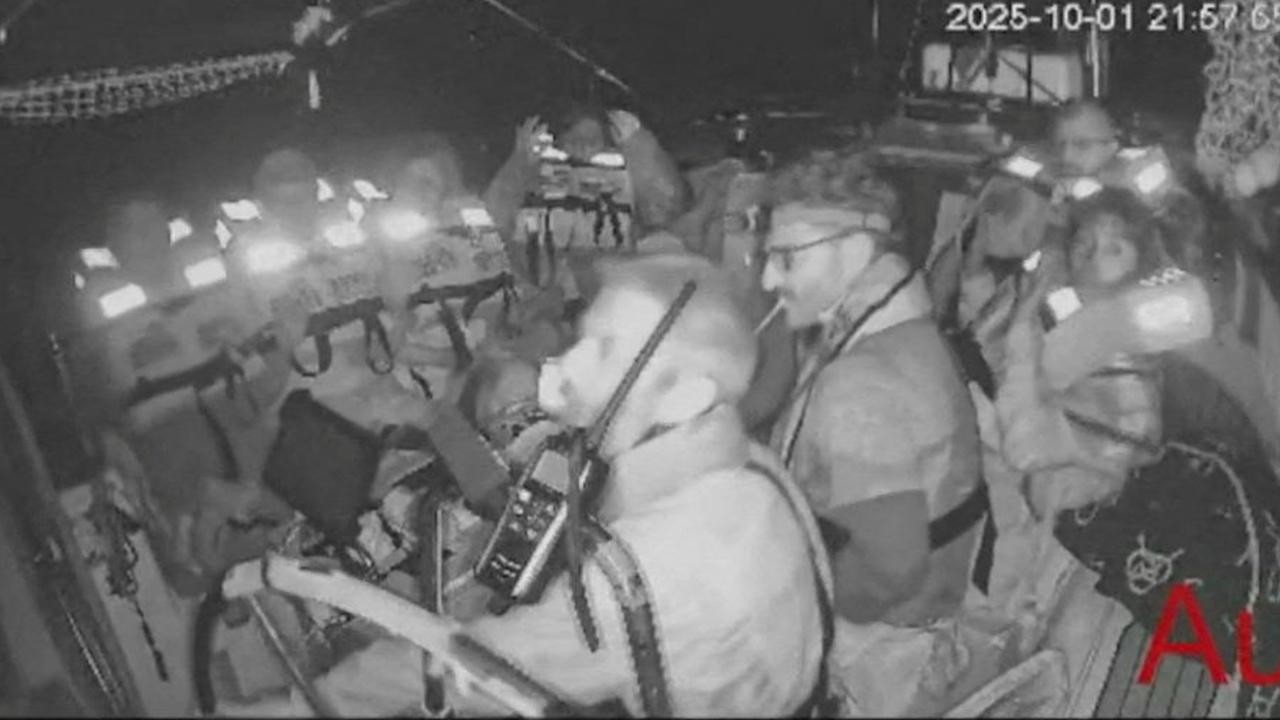 İsrail'in soykırım ordusu, gemileri yasadışı şekilde ele geçirmeye başladı