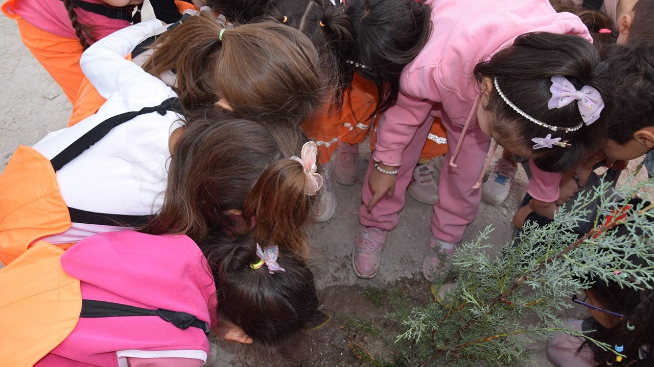 Karapınar’da minikler yeşil çevre için fidan dikti