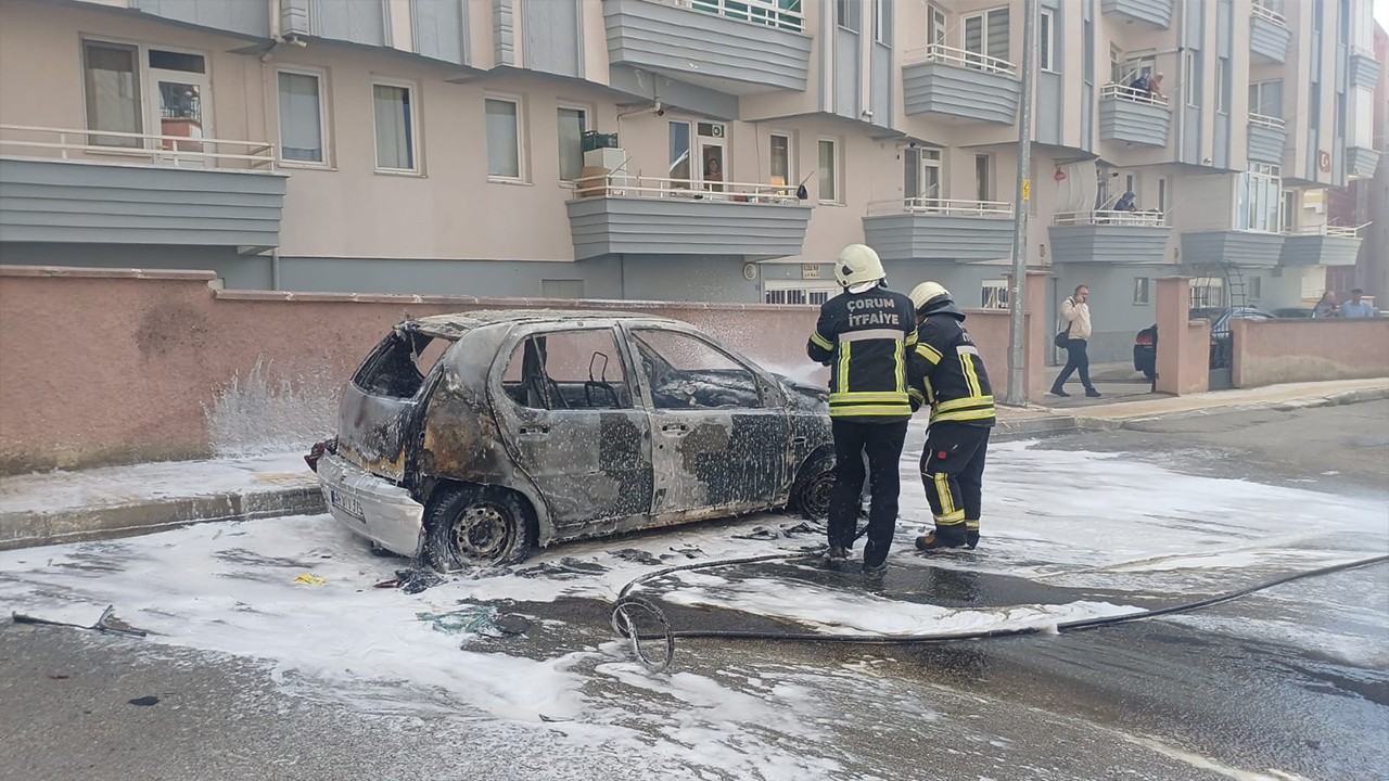 Öfkeli kadın, eşinin otomobilini ateşe verdi